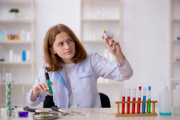 Jovem química do sexo feminino que trabalha no laboratório — Fotografia de Stock