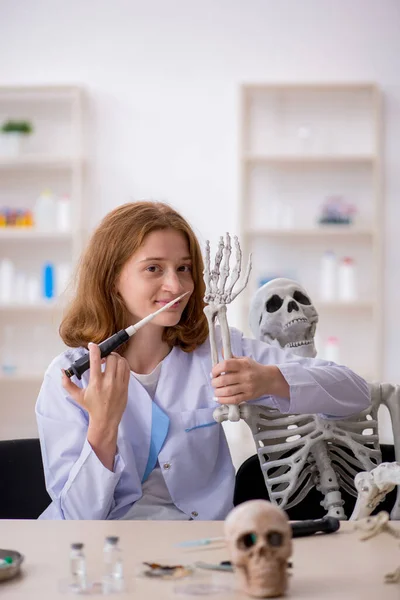 Giovane chimica femminile che lavora in laboratorio — Foto Stock