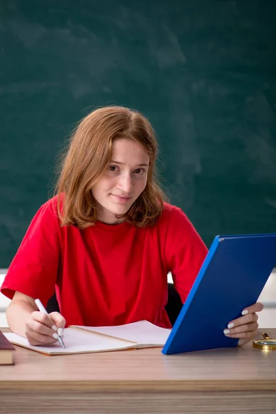 Νεαρή φοιτήτρια προετοιμάζεται για τις εξετάσεις στην τάξη — Φωτογραφία Αρχείου