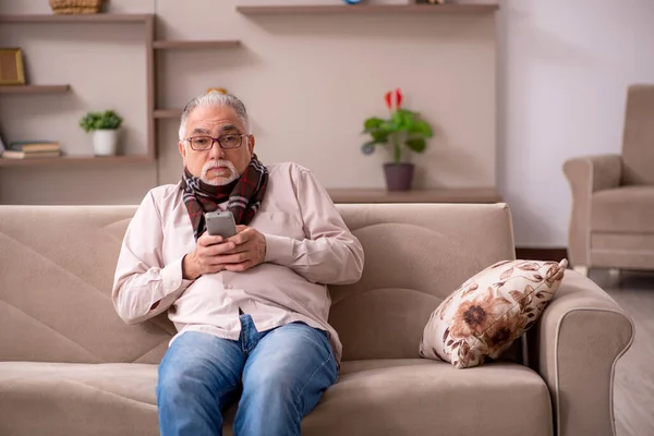 Viejo que sufre en casa —  Fotos de Stock
