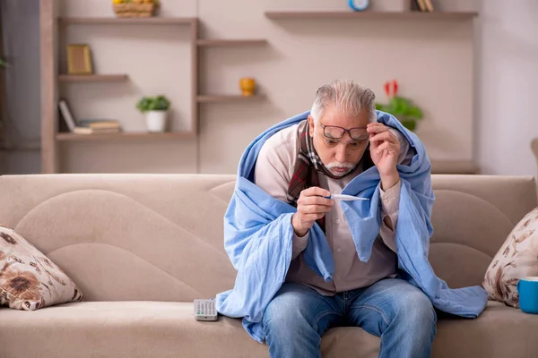 Viejo que sufre en casa — Foto de Stock