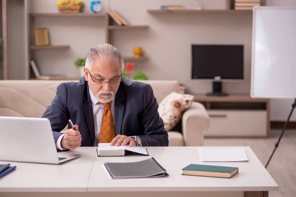 Old male employee working from home during pandemic — Stock Photo, Image