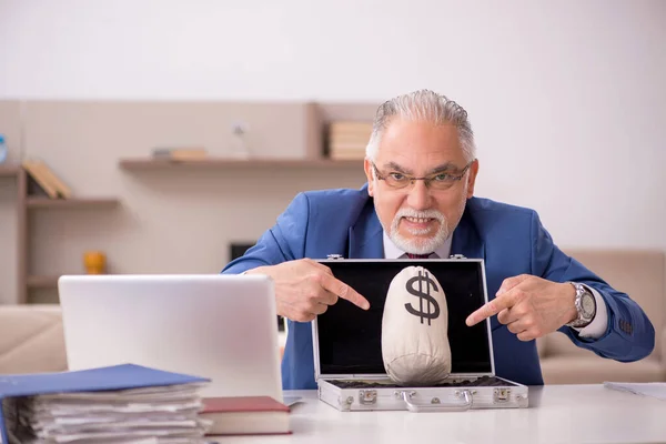 Old male employee in remuneration concept at home — Stock Photo, Image