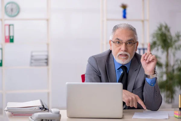 Vecchio dipendente maschile che lavora in ufficio — Foto Stock