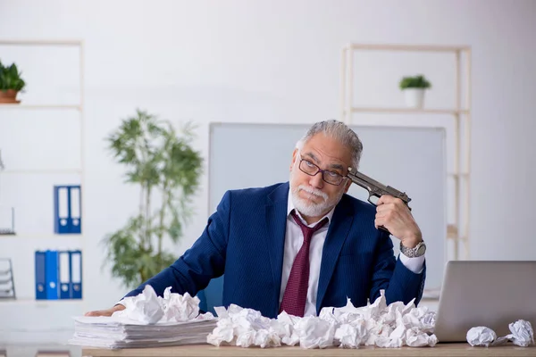 Alte männliche Mitarbeiter im Brainstorming-Konzept — Stockfoto