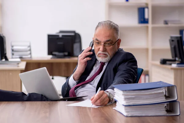 Ancien employé masculin travaillant dans le bureau — Photo