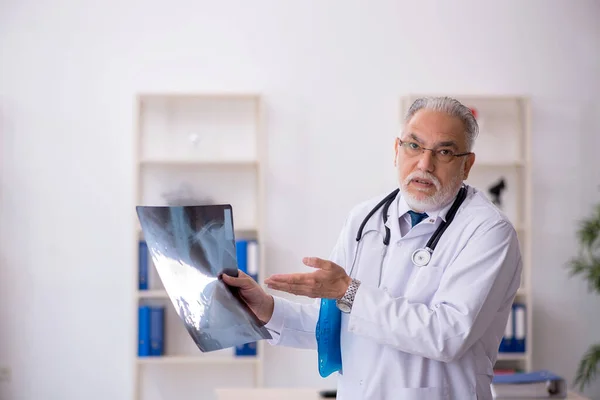 Gammal manlig röntgenläkare som arbetar på kliniken — Stockfoto