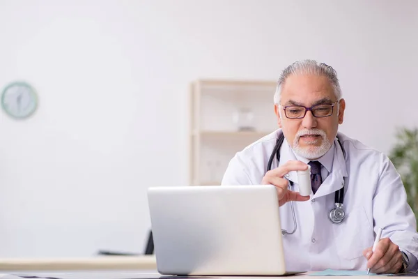 Viejo médico que trabaja en el hospital —  Fotos de Stock