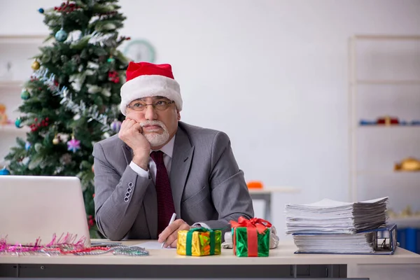 Funcionário idoso do sexo masculino comemorando o Natal no local de trabalho — Fotografia de Stock