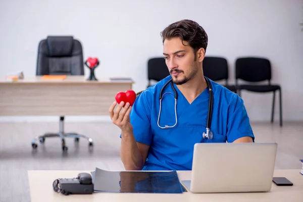 Young male doctor cardiologist working in the clinic — Stock Photo, Image
