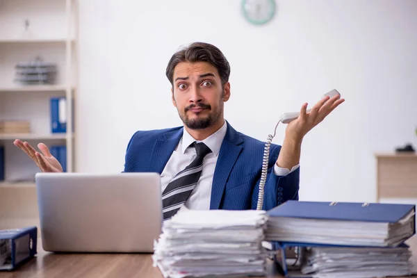 Jeune employé masculin et trop de travail au bureau — Photo