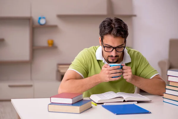 Joven estudiante masculino estudiando en casa — Foto de Stock