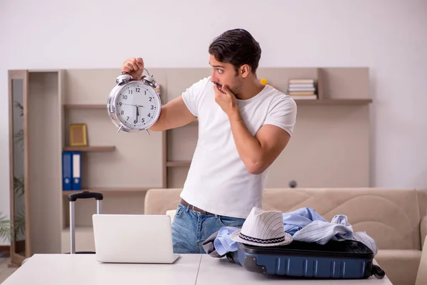 Jongeman bereidt zich voor op reis naar huis — Stockfoto