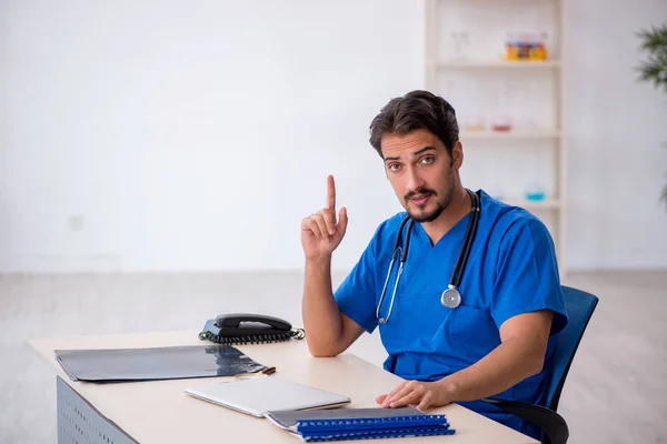 Klinikte çalışan genç erkek doktor. — Stok fotoğraf