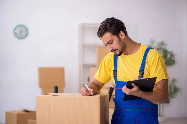 Joven contratista masculino haciendo la reubicación del hogar — Foto de Stock