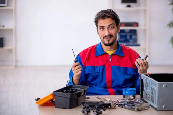 修理计算机的年轻男性修理工 — 图库照片