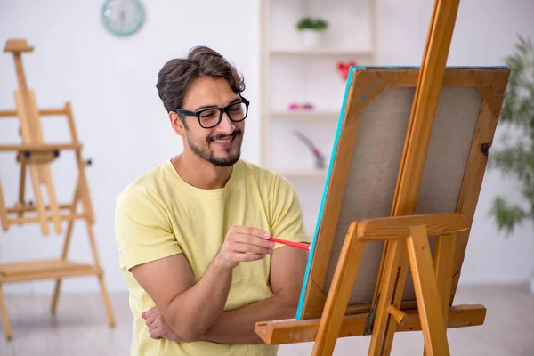 Jovem que gosta de pintar em casa — Fotografia de Stock