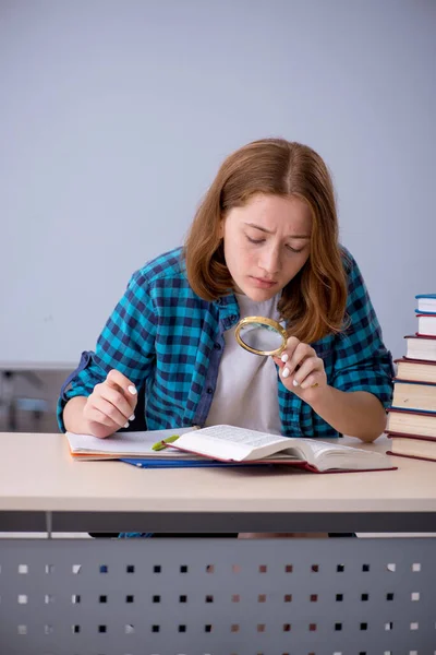 Joven estudiante preparándose para los exámenes en el aula —  Fotos de Stock