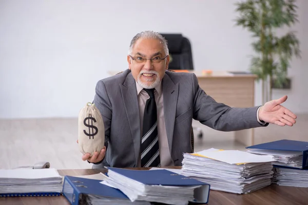 Antiguo empleado masculino en concepto de remuneración — Foto de Stock