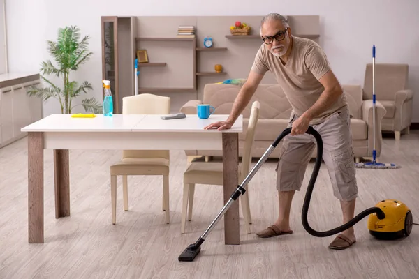Vecchio che fa i lavori domestici a casa — Foto Stock