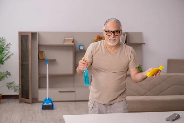 Viejo haciendo tareas domésticas en casa — Foto de Stock