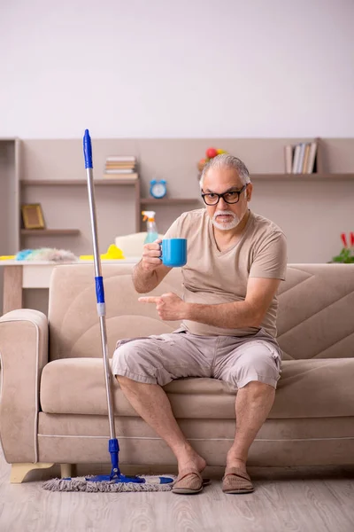 Старий робить домашнє завдання вдома — стокове фото