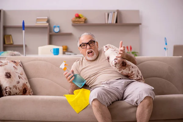 Gamle man som gör hushållsarbete hemma — Stockfoto