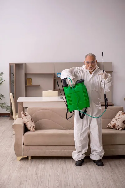 Ancien entrepreneur masculin faisant la lutte antiparasitaire à la maison — Photo