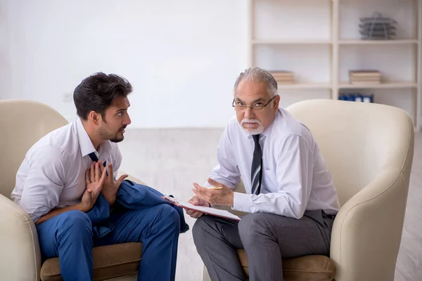 Jonge zakenman op bezoek bij psycholoog — Stockfoto