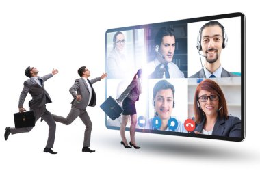 Çevrimiçi aramada insanlarla görüntülü konferans kavramı