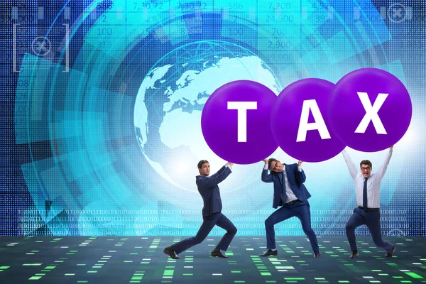 Концепція податкового навантаження з бізнесменами — стокове фото