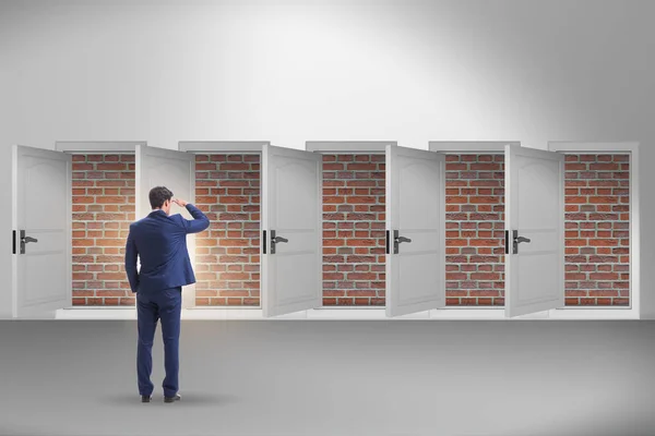 Empresário enfrentando nenhuma saída com porta de tijolo — Fotografia de Stock