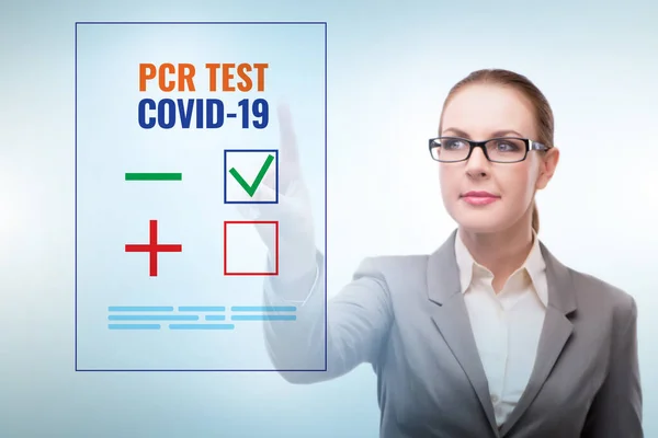 Concept van coronavirus covid-19 test met zakenvrouw — Stockfoto