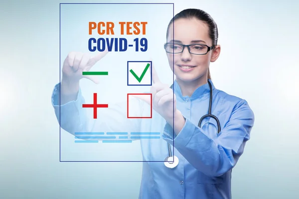 İş kadını ile Coronavirus covid-19 testi kavramı — Stok fotoğraf