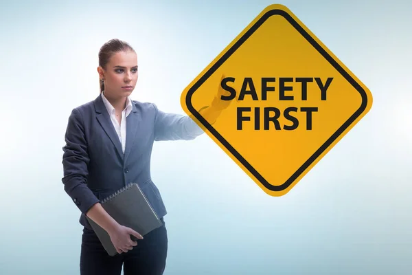 Bezpieczeństwo pierwsza koncepcja z businesswoman — Zdjęcie stockowe