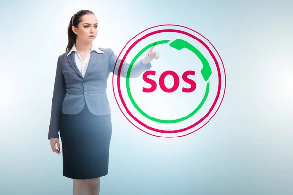 Бизнесмен нажимает кнопку SOS в случае опасности — стоковое фото