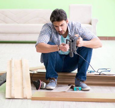 Evdeki döşemeleri döşeyen adam