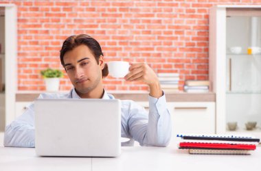 Ofiste çalışan yakışıklı bir genç.