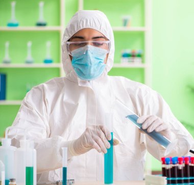 Laboratuvarda yeni bir deney üzerinde çalışan kimyager.