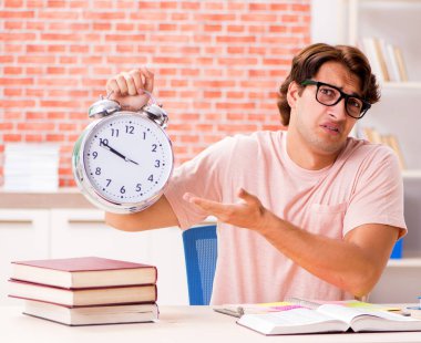 Üniversite sınavlarına hazırlanan genç öğrenci.