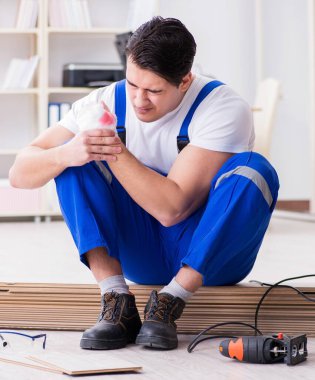 Zemin kaplamalarında çalışan genç bir işçi.