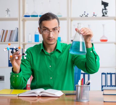 Kimya öğrencisi sınavlara çalışıyor.