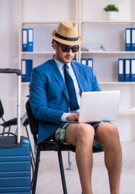 Yaz tatili için kaçan genç bir çalışan.