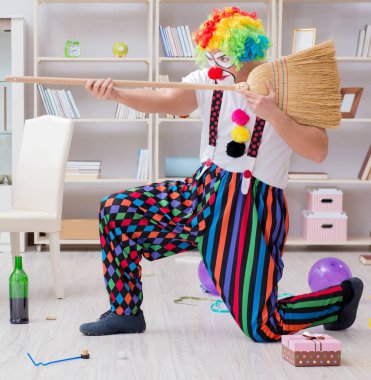 Komik palyaço evde temizlik yapıyor.