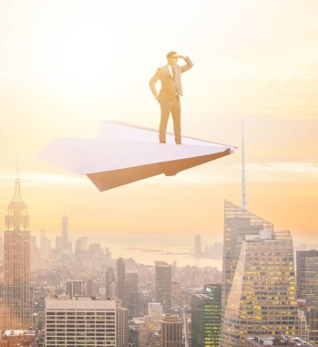 Ticari konseptte kağıt uçakla uçan bir iş adamı