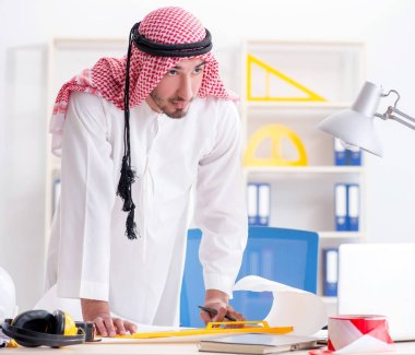 Arap mühendis yeni proje üzerinde çalışıyor