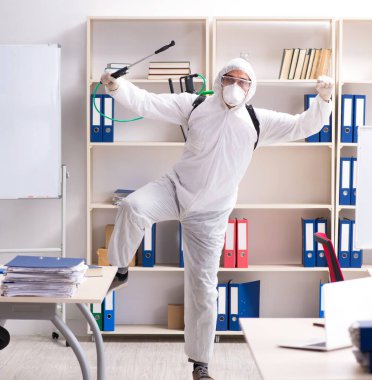 Ofiste haşere kontrolü yapan profesyonel müteahhit.
