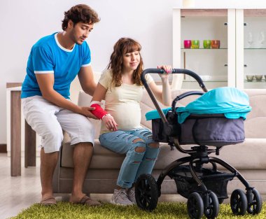 Yeni bir bebek bekleyen genç ebeveynler.