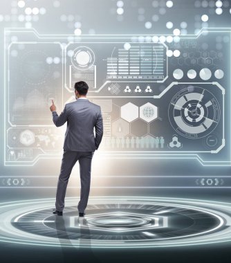 Veri madenciliğinde sanal düğmeye basan adam