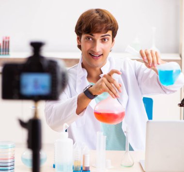 Kimyager blogu için video kaydediyor